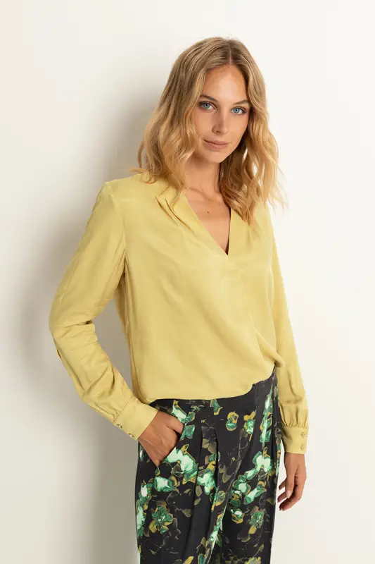 Blouse met subtiele v-hals