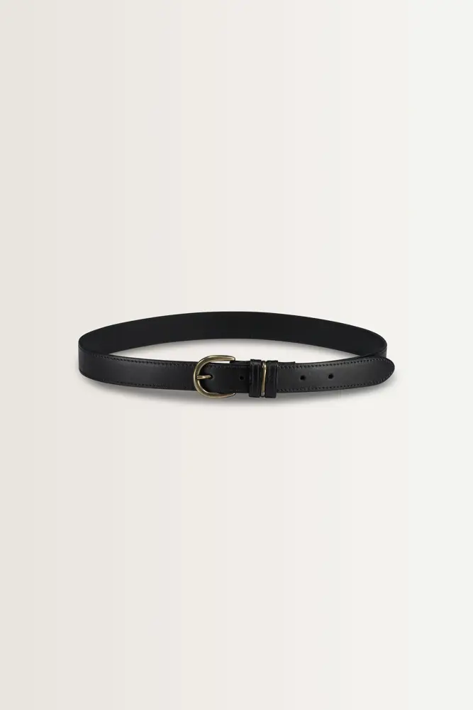 Leren riem met metalen details