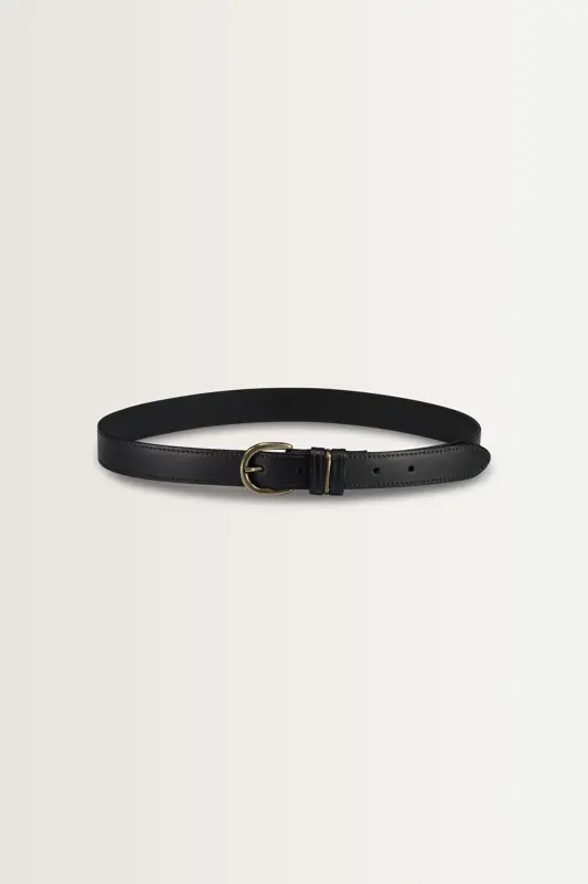 Leren riem met metalen details