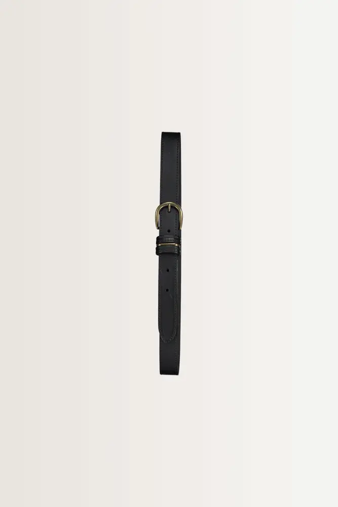 Leren riem met metalen details