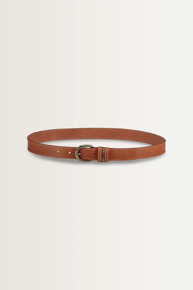 Leren riem met metalen details