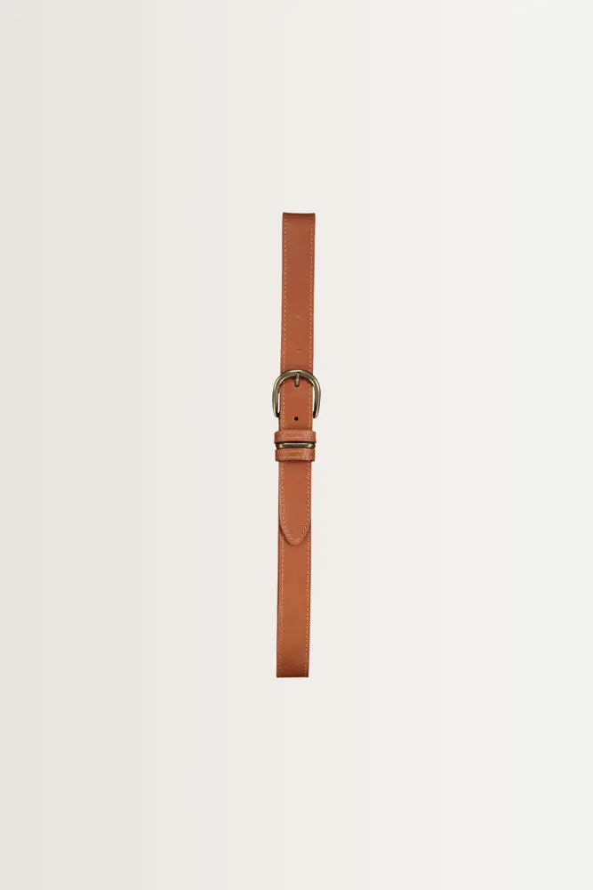 Leren riem met metalen details
