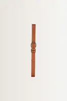 Leren riem met metalen details