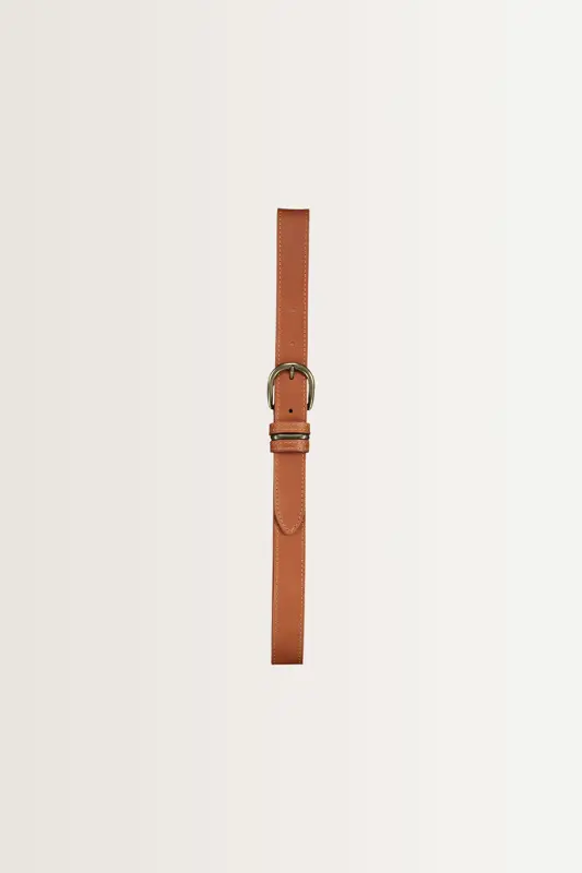Leren riem met metalen details