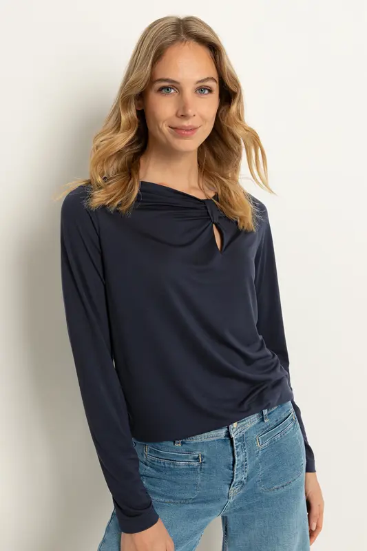 Top cut-out detail
