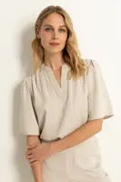 Licht glanzende blouse met V-hals