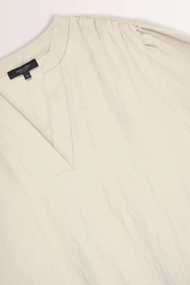 Licht glanzende blouse met V-hals