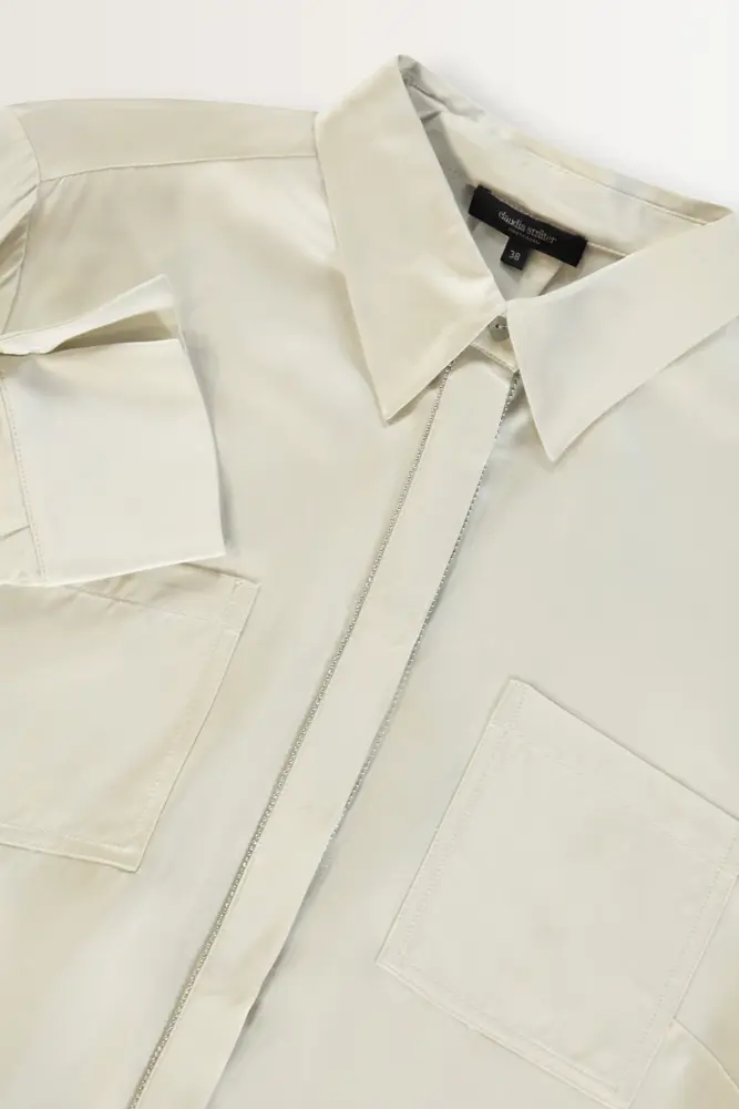 Zijdezachte blouse met kraalaccent