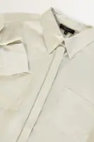 Zijdezachte blouse met kraalaccent