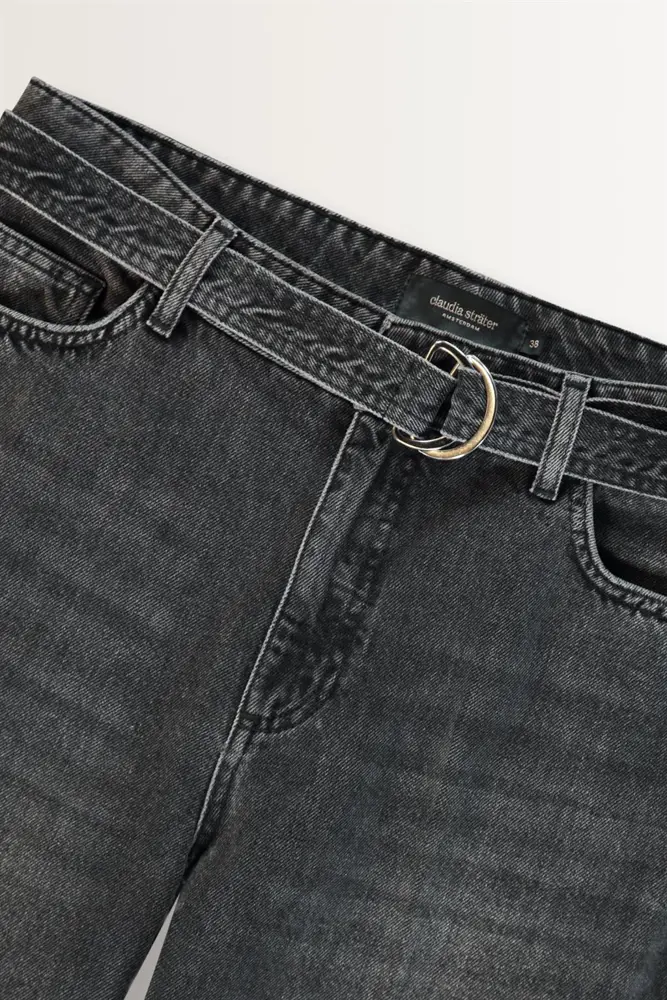 Losvallende jeans met denim riem