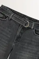 Losvallende jeans met denim riem