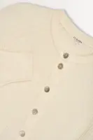 Gebreid vest met parelmoerknopen