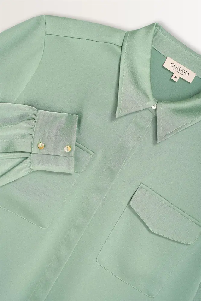 Satijnen blouse met klepzakken