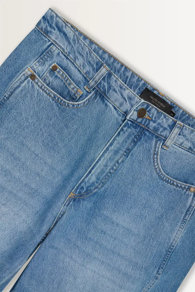 Relaxed fit barrel leg jeans