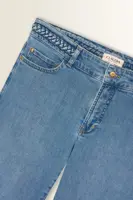 Flared jeans met gevlochten tailleaccent