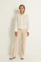 Flared jeans met gevlochten tailleaccent