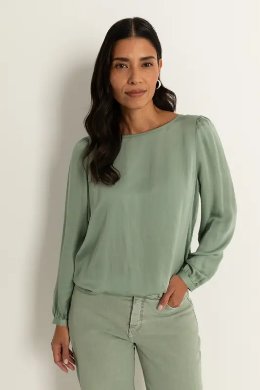 Bloezende satijnen blouse