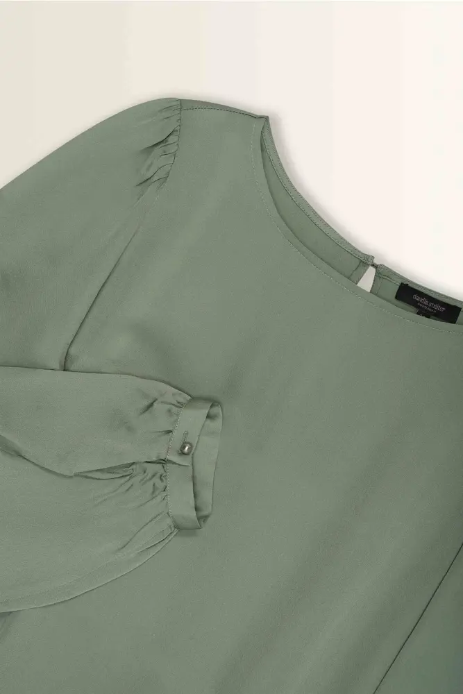 Bloezende satijnen blouse