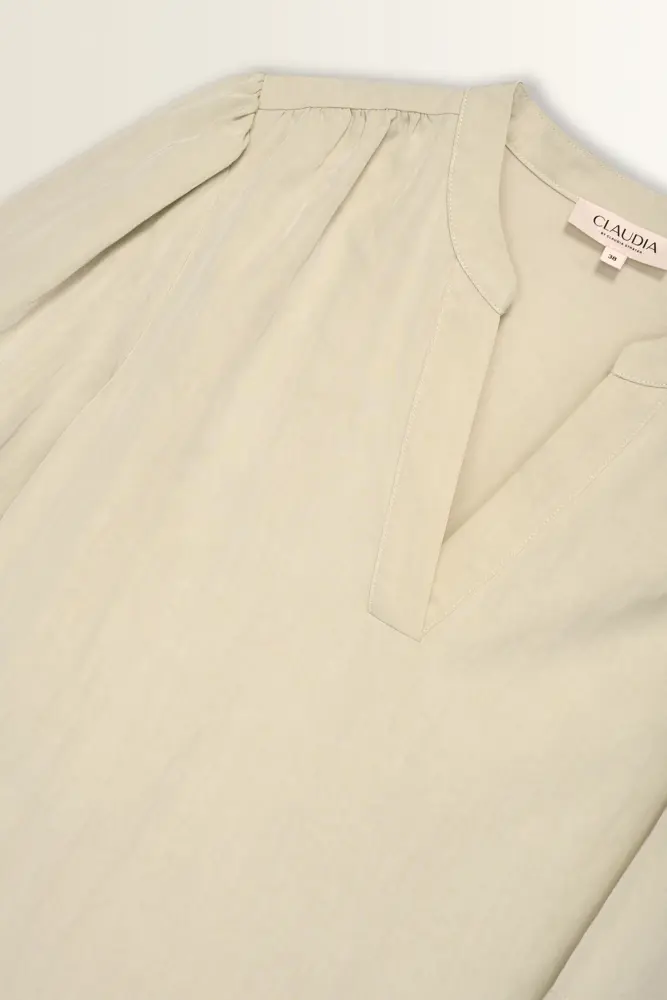 Licht glanzende blouse met V-hals