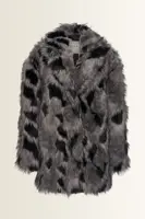 Jas van langharige faux fur met grafisch dessin MAURA