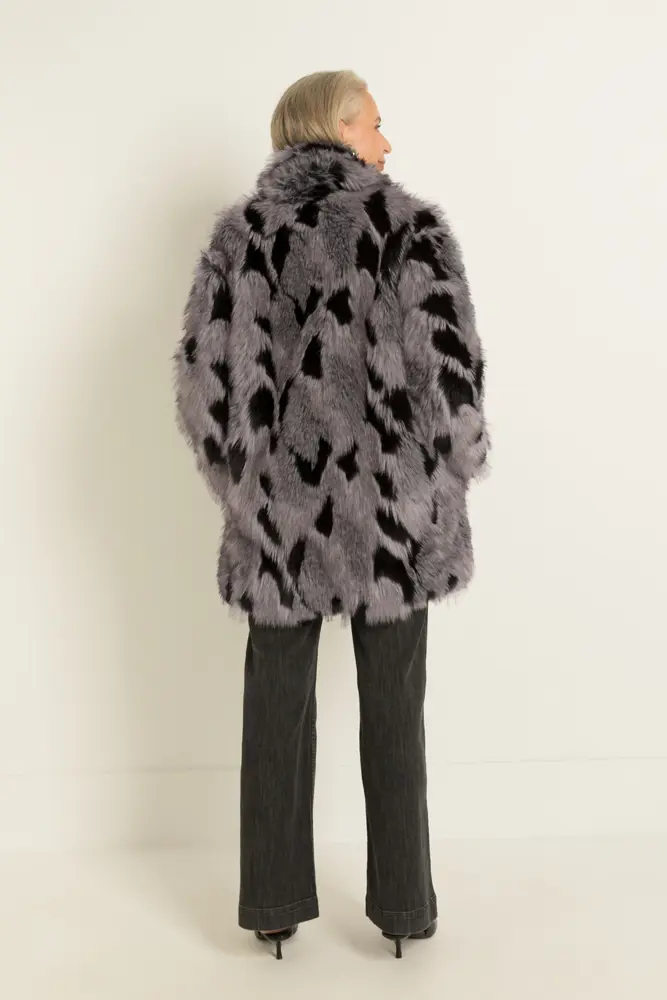 Jas van langharige faux fur met grafisch dessin MAURA