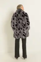 Jas van langharige faux fur met grafisch dessin MAURA