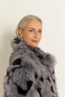 Jas van langharige faux fur met grafisch dessin MAURA
