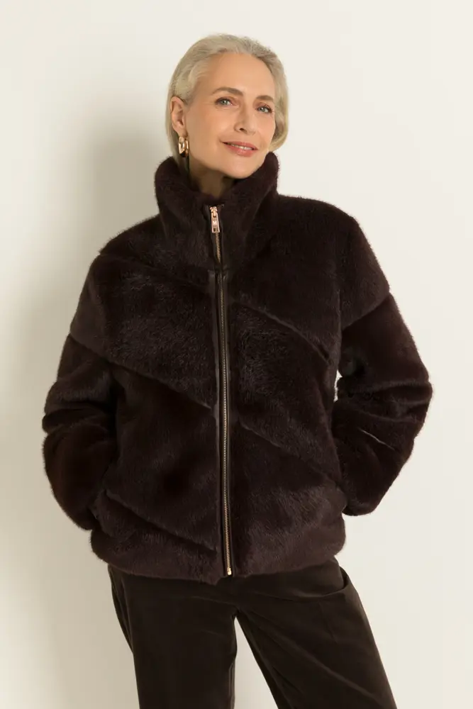 Kort jack van faux fur met diagonale banen MAURA
