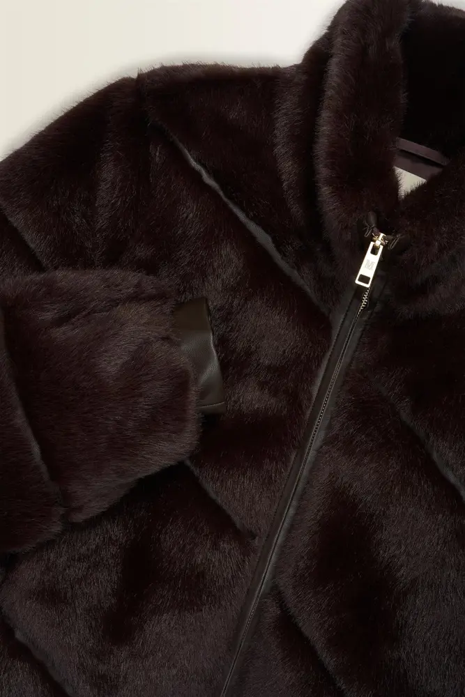 Kort jack van faux fur met diagonale banen MAURA