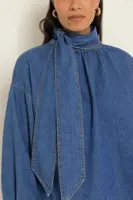 Denim blouse met strikkraag