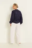 Transparante blouse met borduurstructuur
