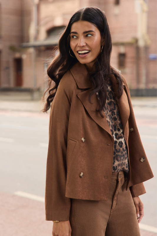 Kort trenchjasje van suedine