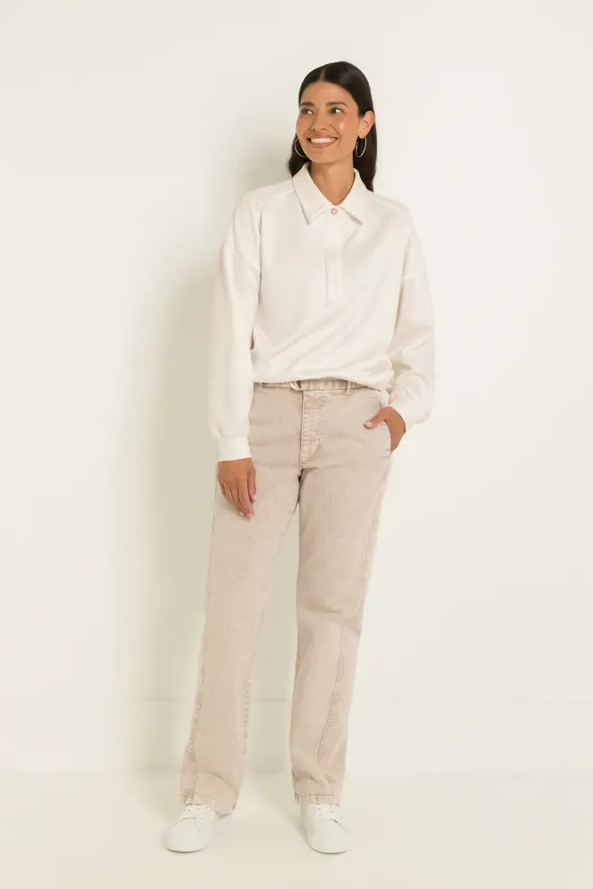 Jeans met ceintuur en verlegde zijnaad