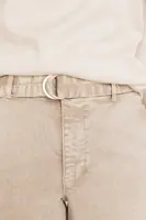Jeans met ceintuur en verlegde zijnaad