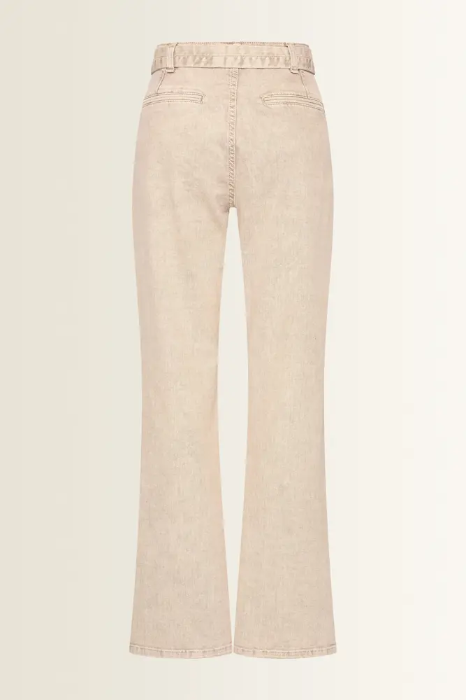 Jeans met ceintuur en verlegde zijnaad