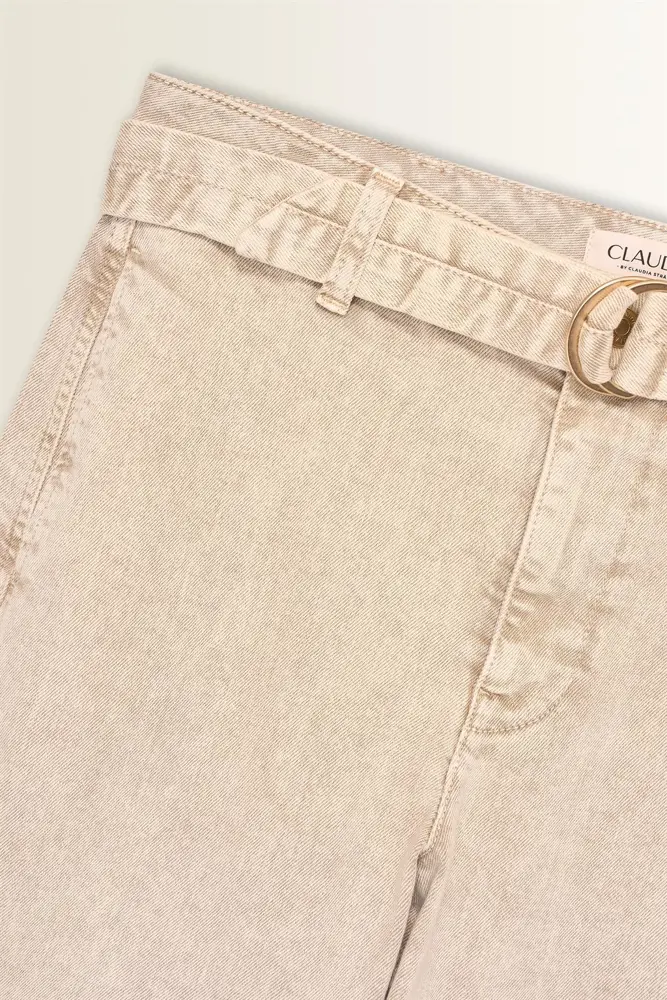 Jeans met ceintuur en verlegde zijnaad