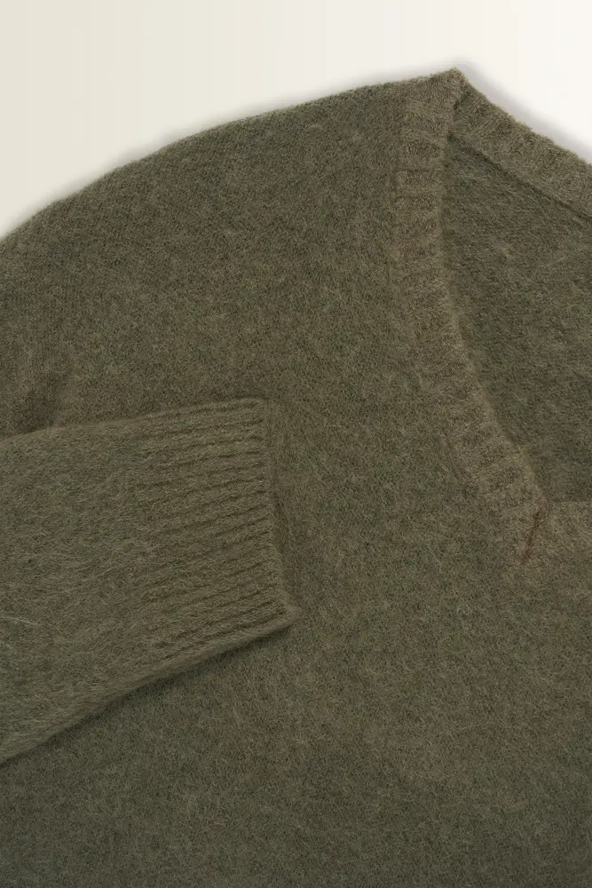Gebrushte alpacatrui met V-hals