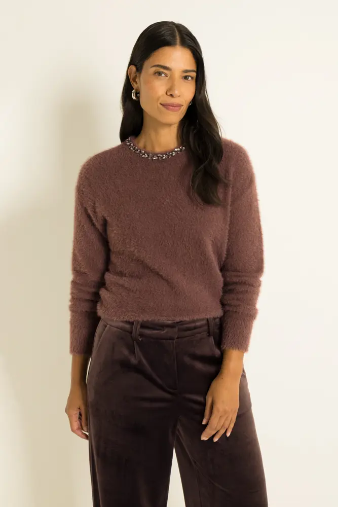 Trui van feather yarn met sierketting