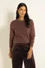 Trui van feather yarn met sierketting