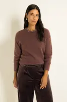 Trui van feather yarn met sierketting