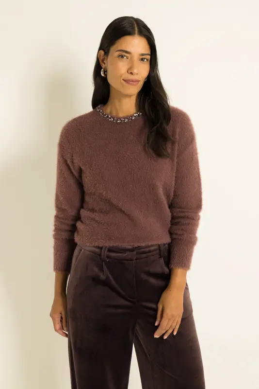 Trui van feather yarn met sierketting