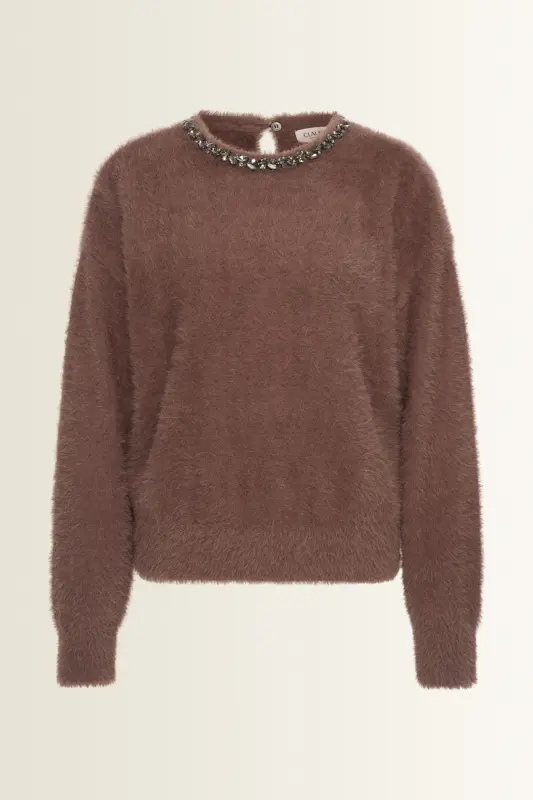 Trui van feather yarn met sierketting