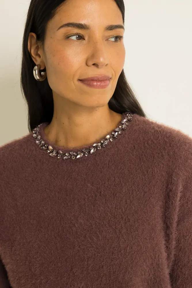 Trui van feather yarn met sierketting