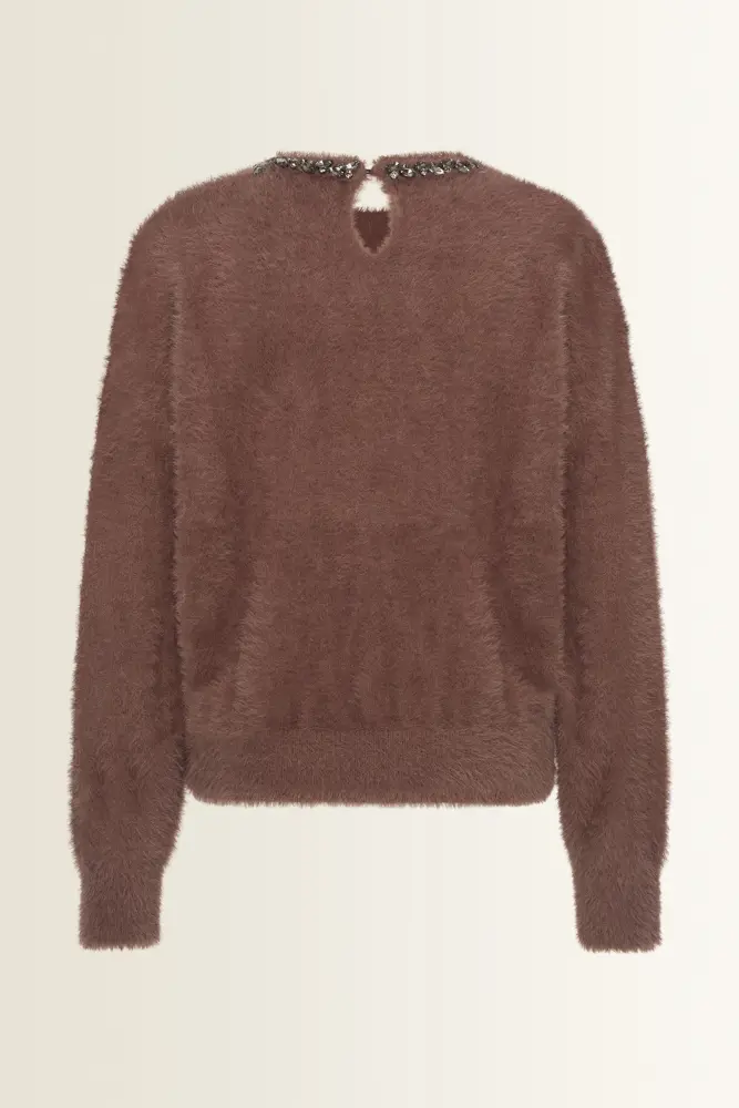 Trui van feather yarn met sierketting