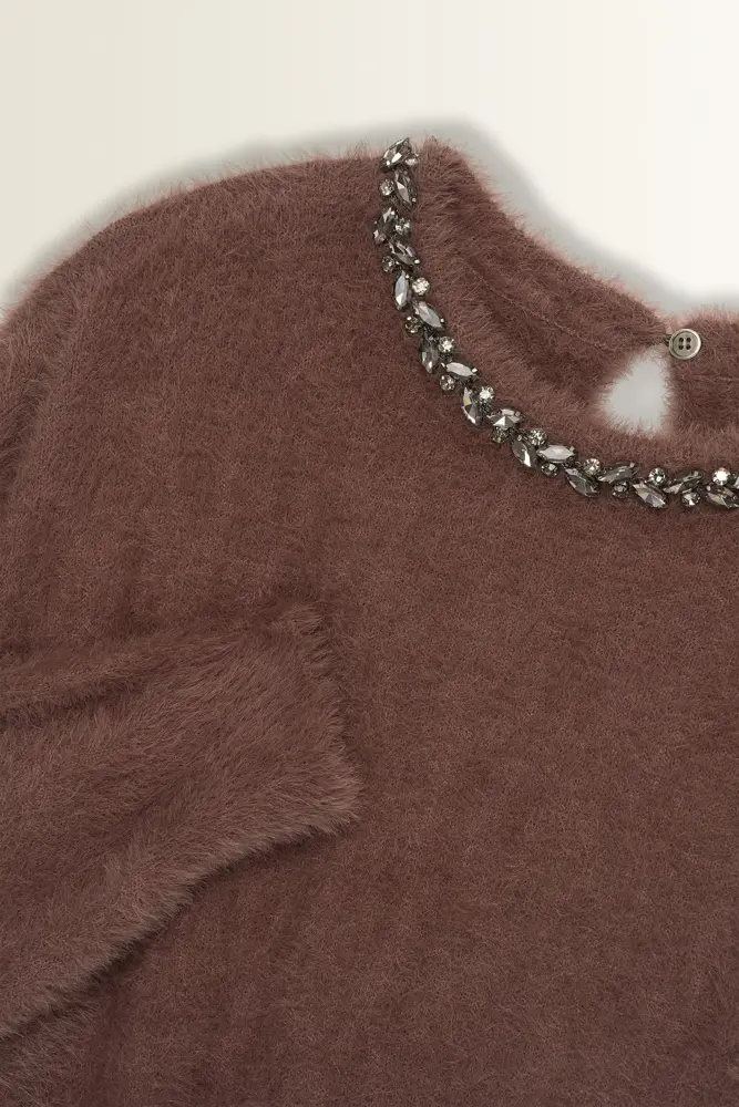 Trui van feather yarn met sierketting