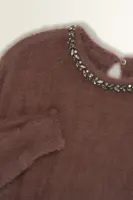 Trui van feather yarn met sierketting