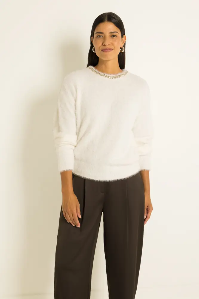 Trui van feather yarn met sierketting