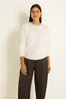 Trui van feather yarn met sierketting