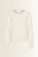 Trui van feather yarn met sierketting