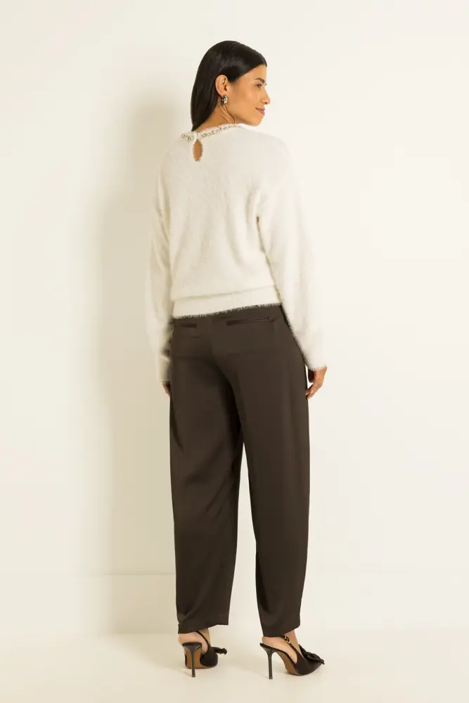 Trui van feather yarn met sierketting